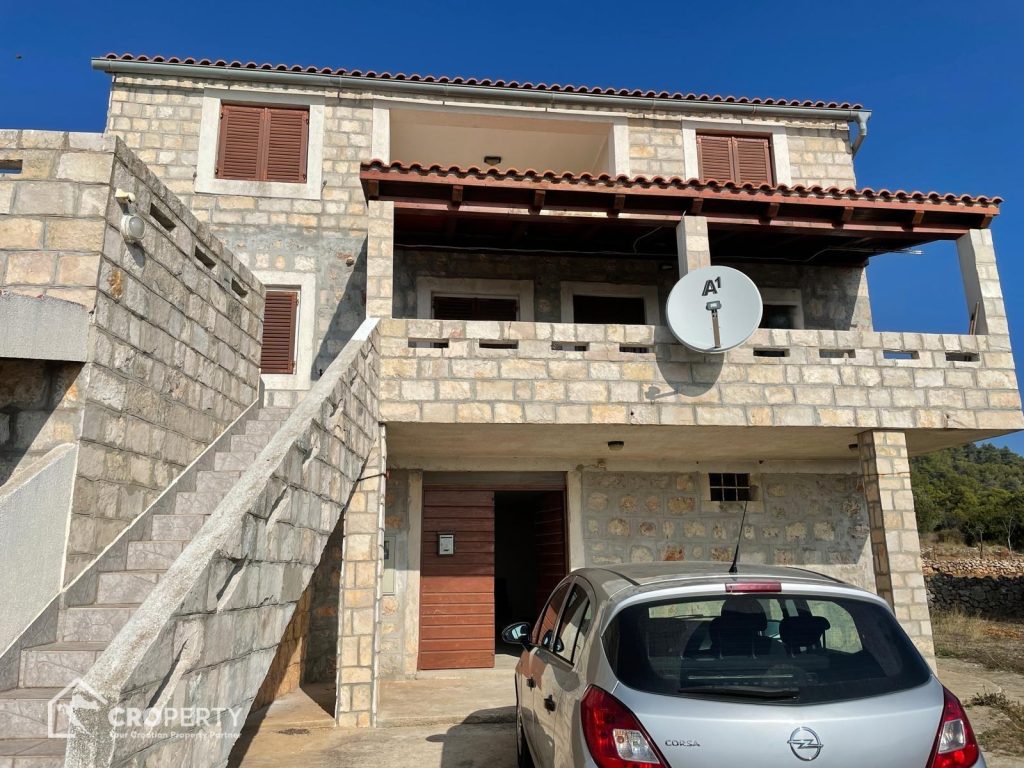 uredena samostojeca kamena kuca maslinikom komiza slika 258818564